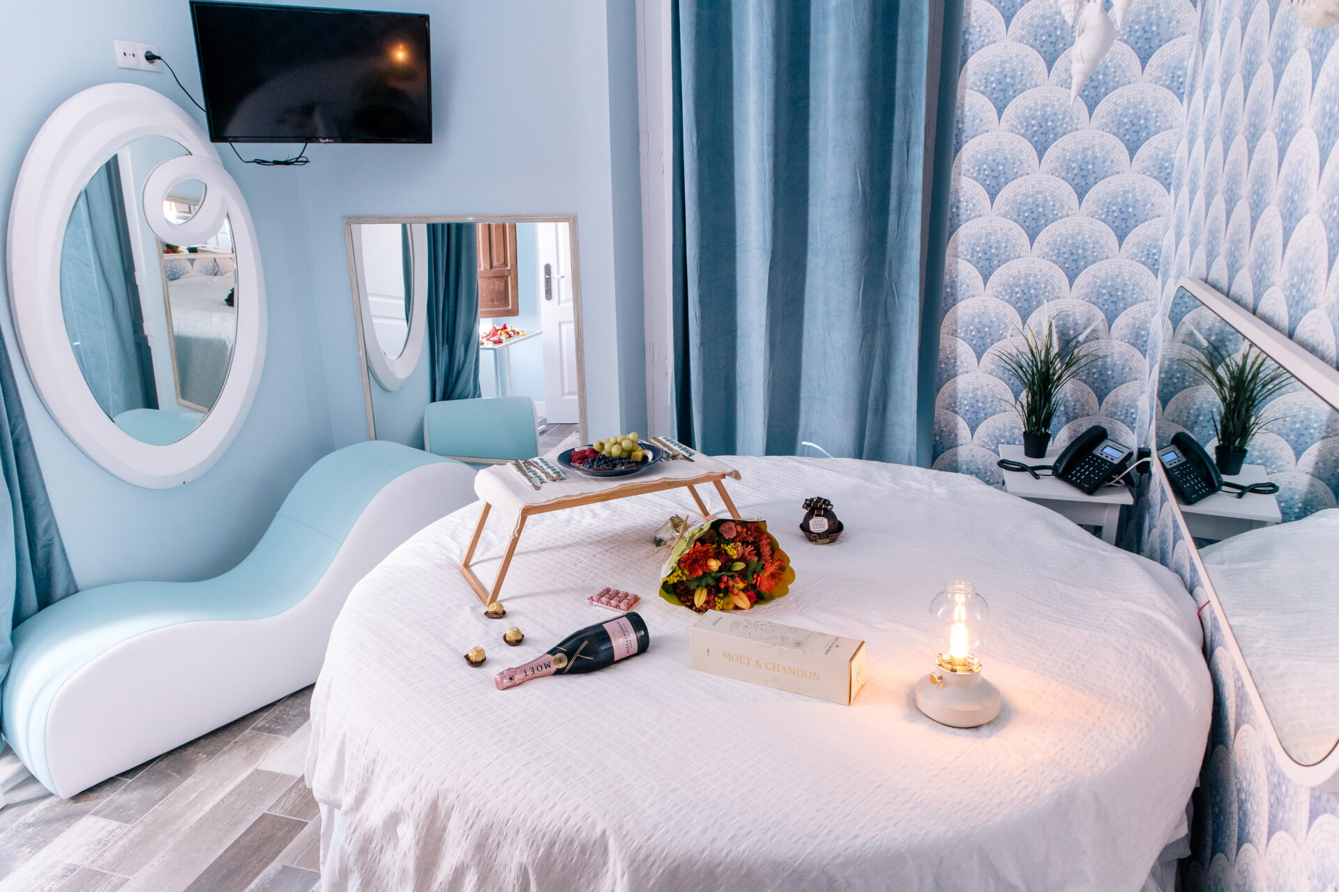 Suite principal con iluminación ambiental y cama redonda – Hotel Utopía Alicante